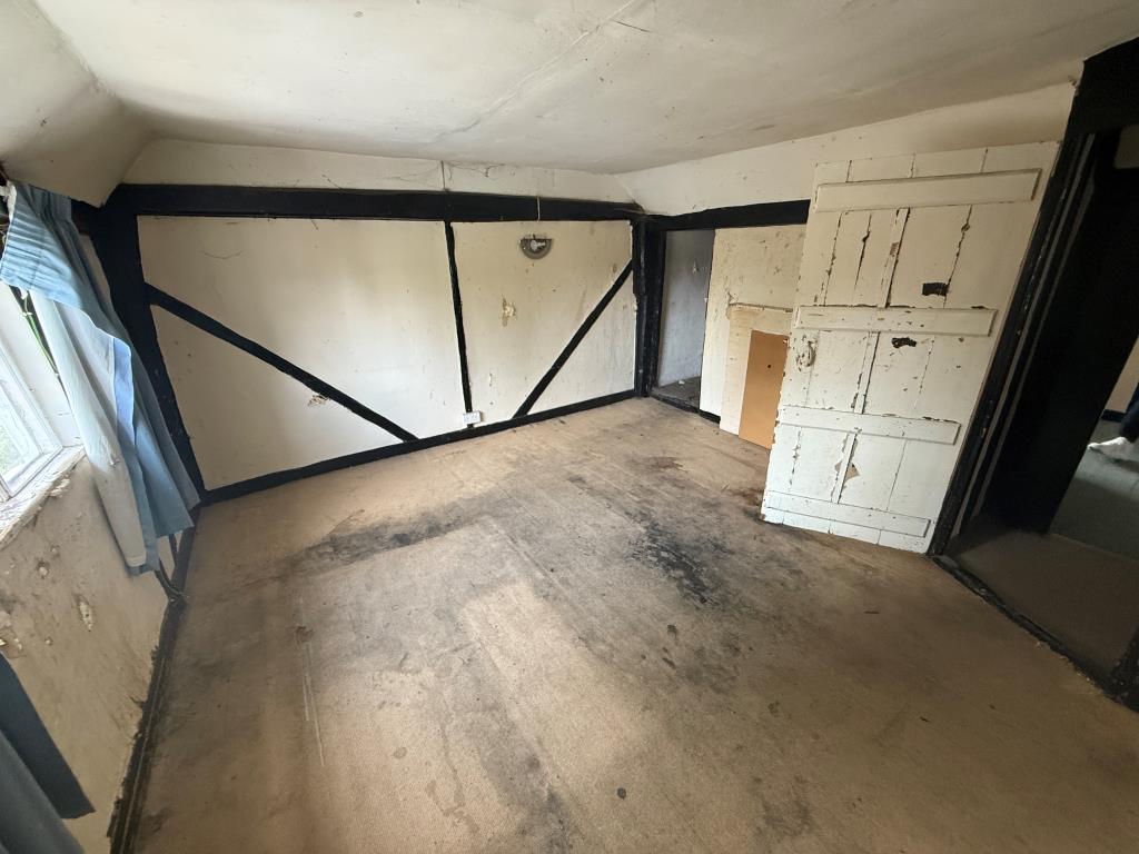 Lot: 98 - FREEHOLD CONVENIENCE STORE INVESTMENT AND VACANT SEVEN-BEDROOM HOUSE FOR REFURBISHMENT - Room
